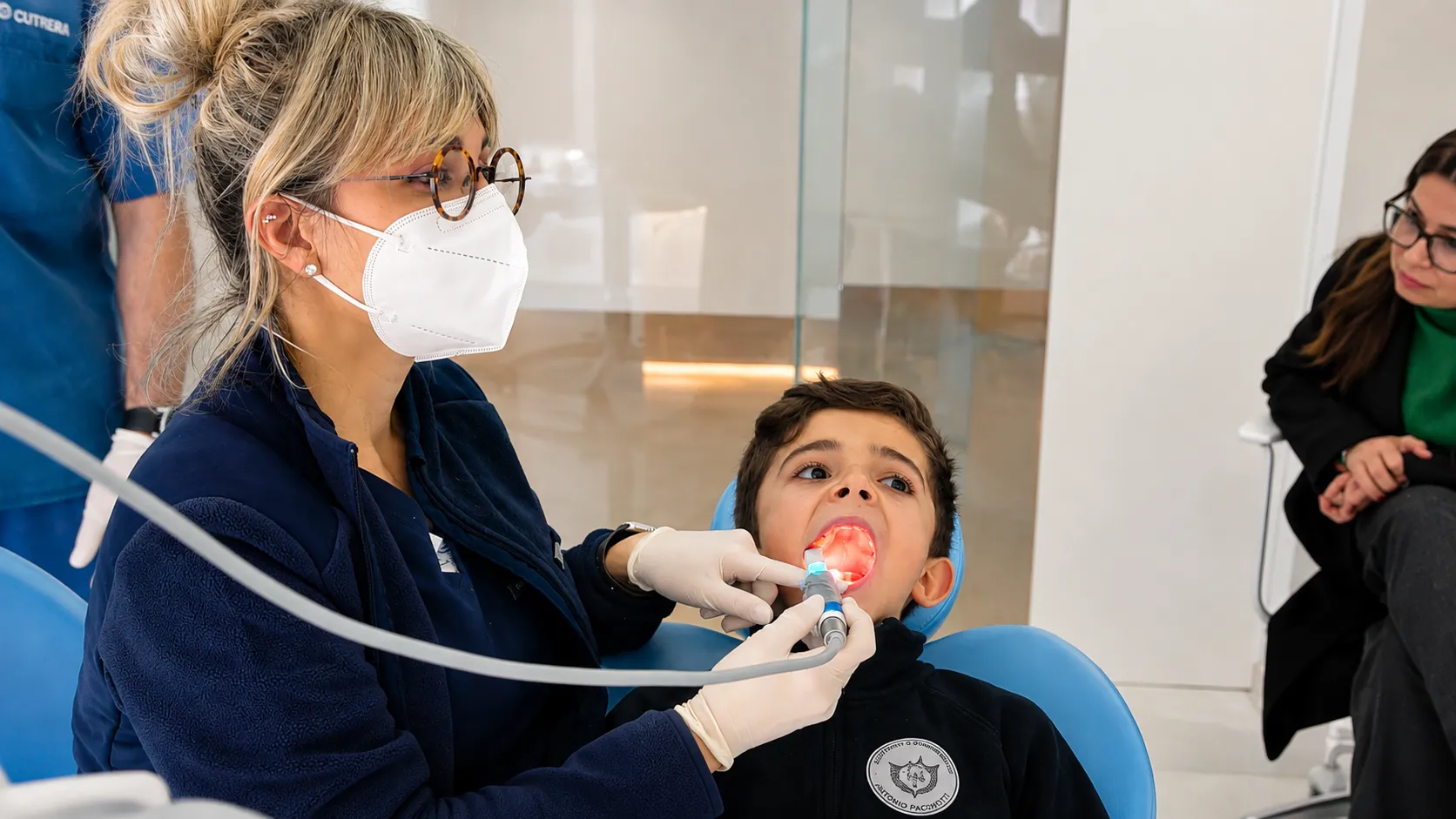 il mio impegno per la comunita (1) Dentista pediatrica dello Studio Cutrera visita un bambino per la valutazione del morso incrociato a Vittoria e Gela
