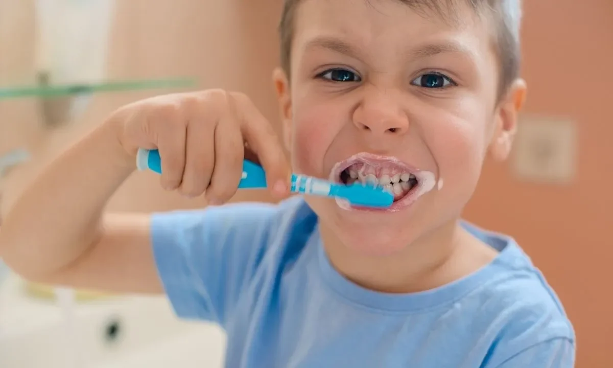 il mio impegno per la comunita (1) bambino che lava i denti