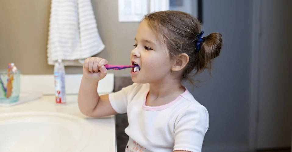 bambina che lava i denti