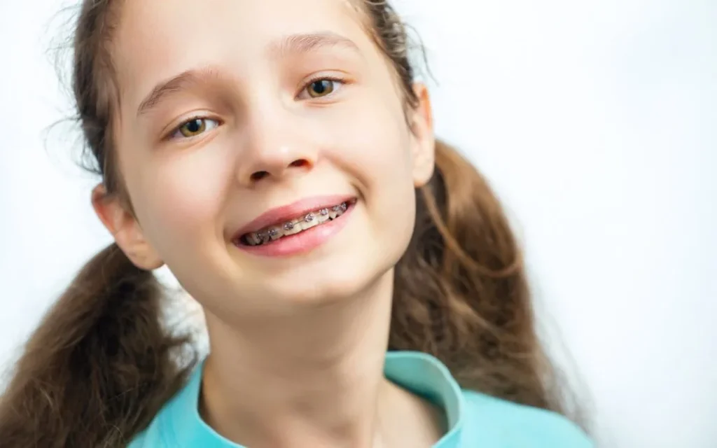 bambina apparecchio denti