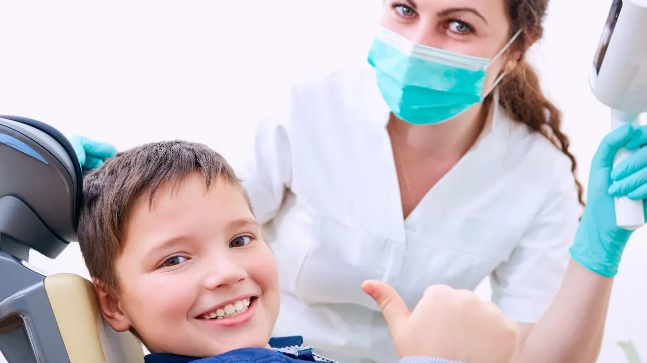 il mio impegno per la comunita (1) bambino che sorride con dentista