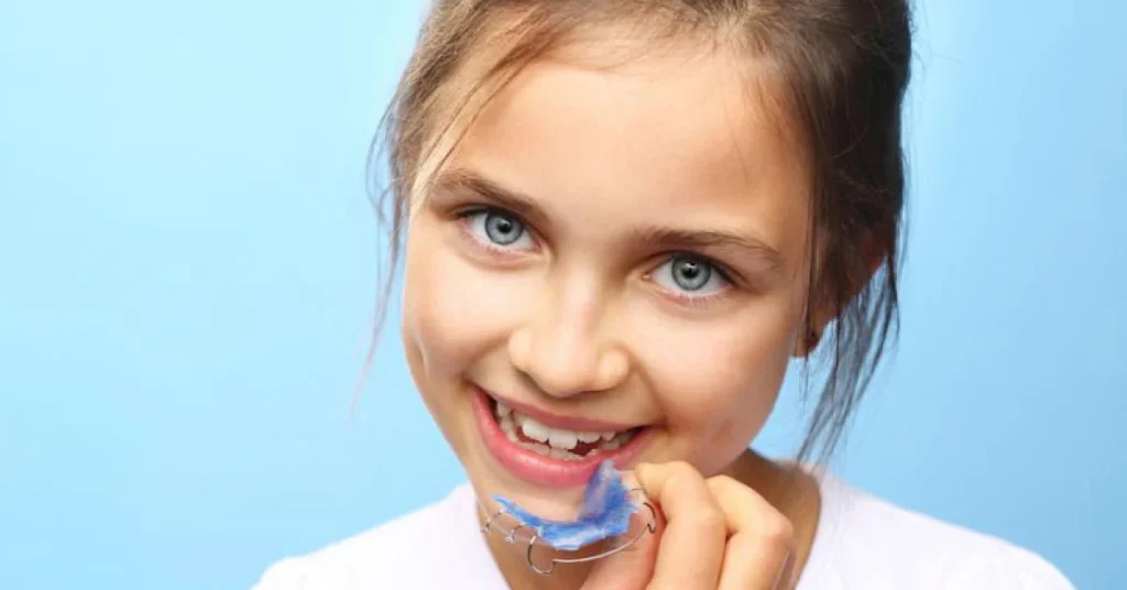 bambina apparecchio ortodontico