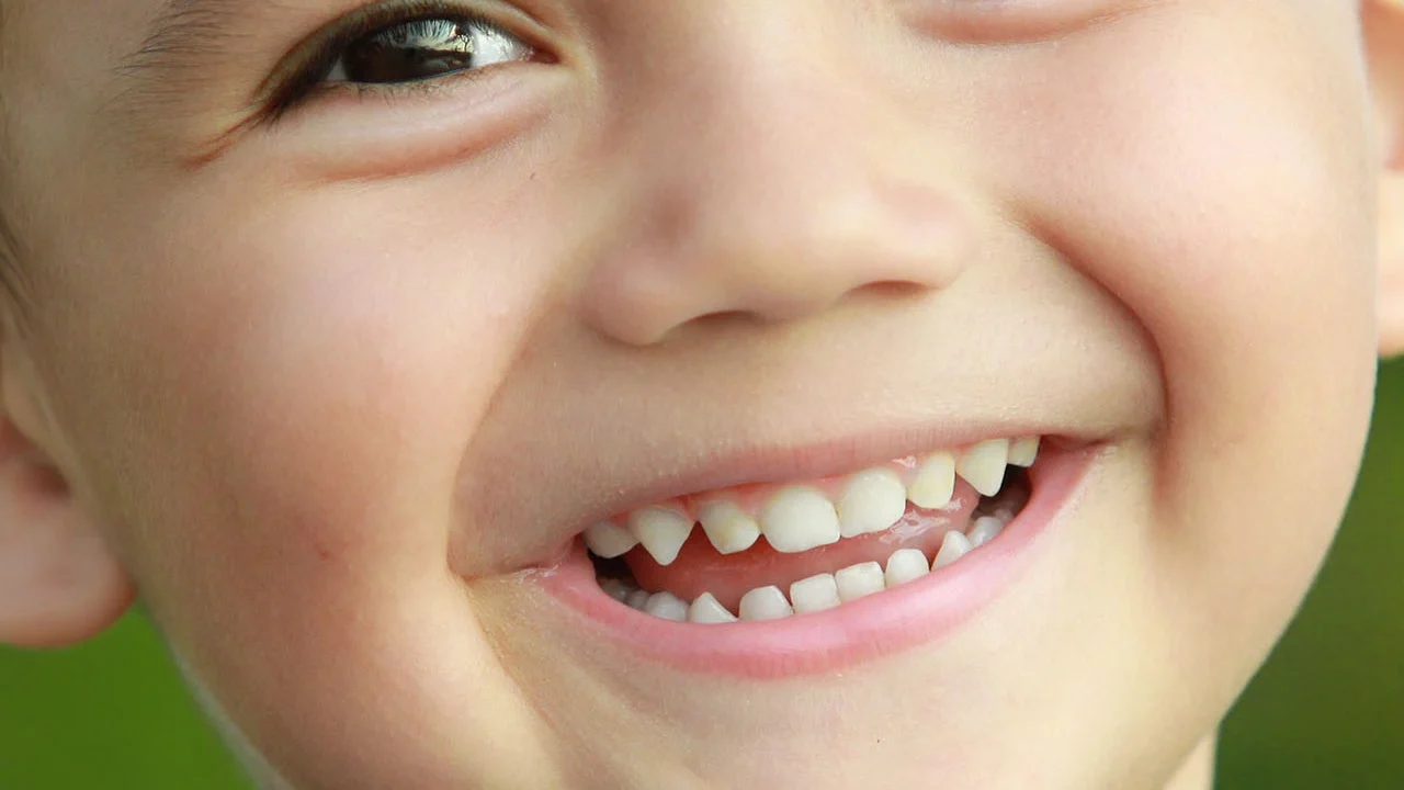 il mio impegno per la comunita (1) bambino che sorride alimentazione e denti dei bambini