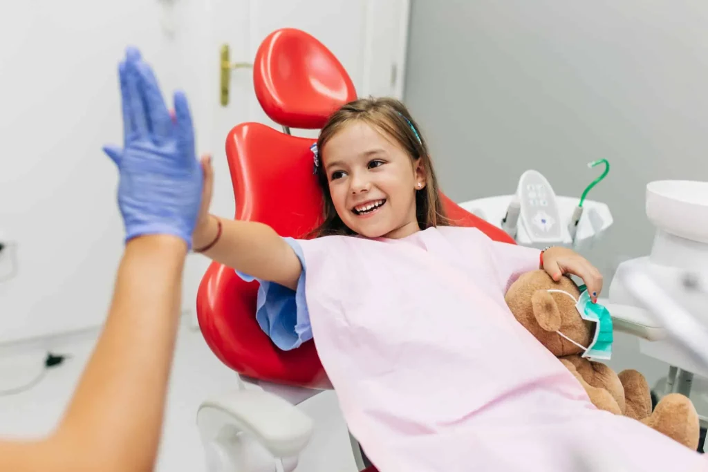 bambina su sedia dentista