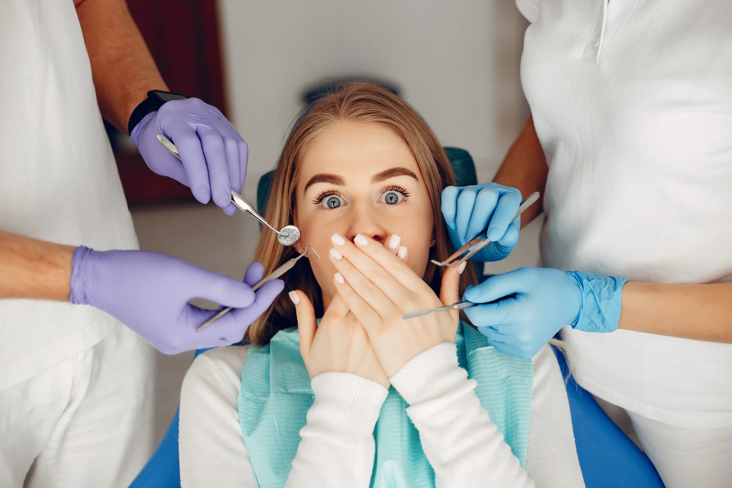Una ragazza che ha paura del dentista