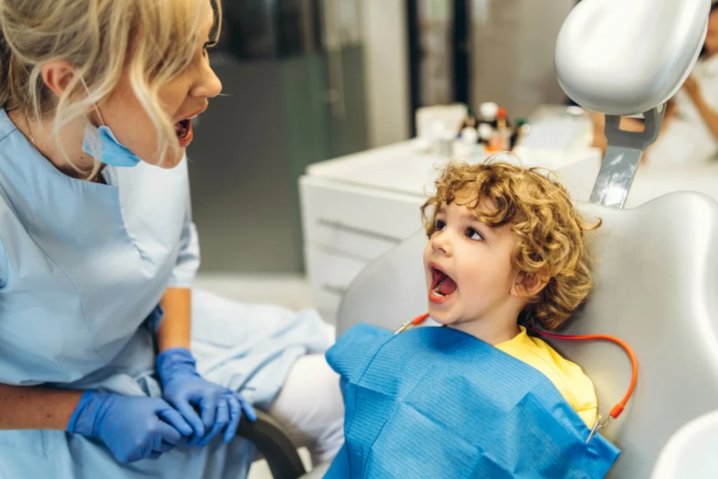 Un bambino e la dentista insieme nello studio