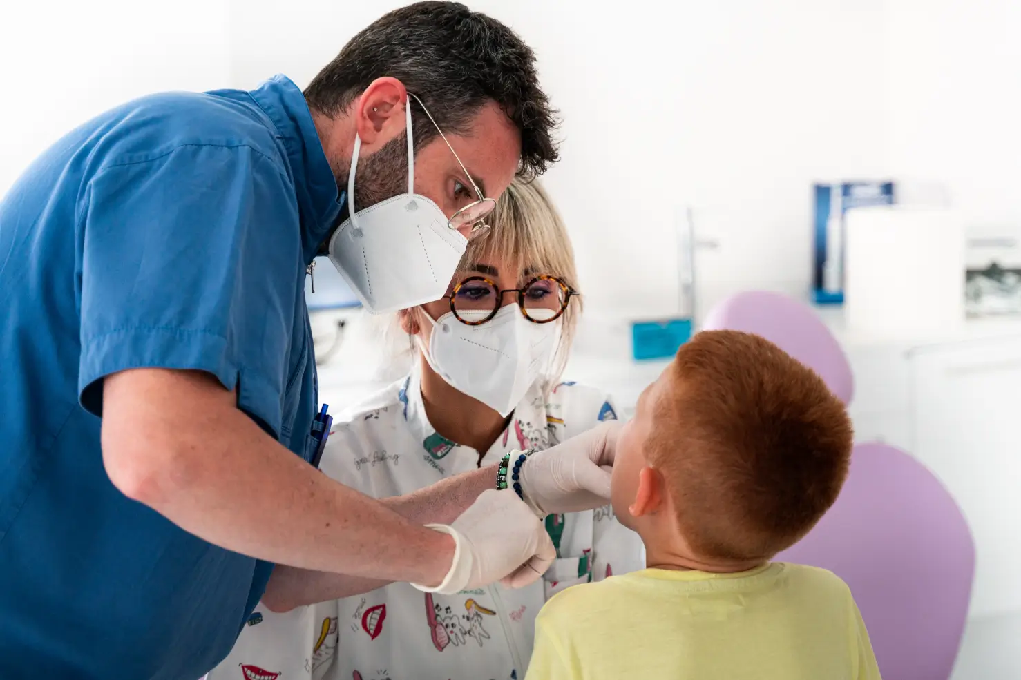 Bambino durante controllo dal dentista pediatrico per un dente da latte nero in uno studio odontoiatrico accogliente