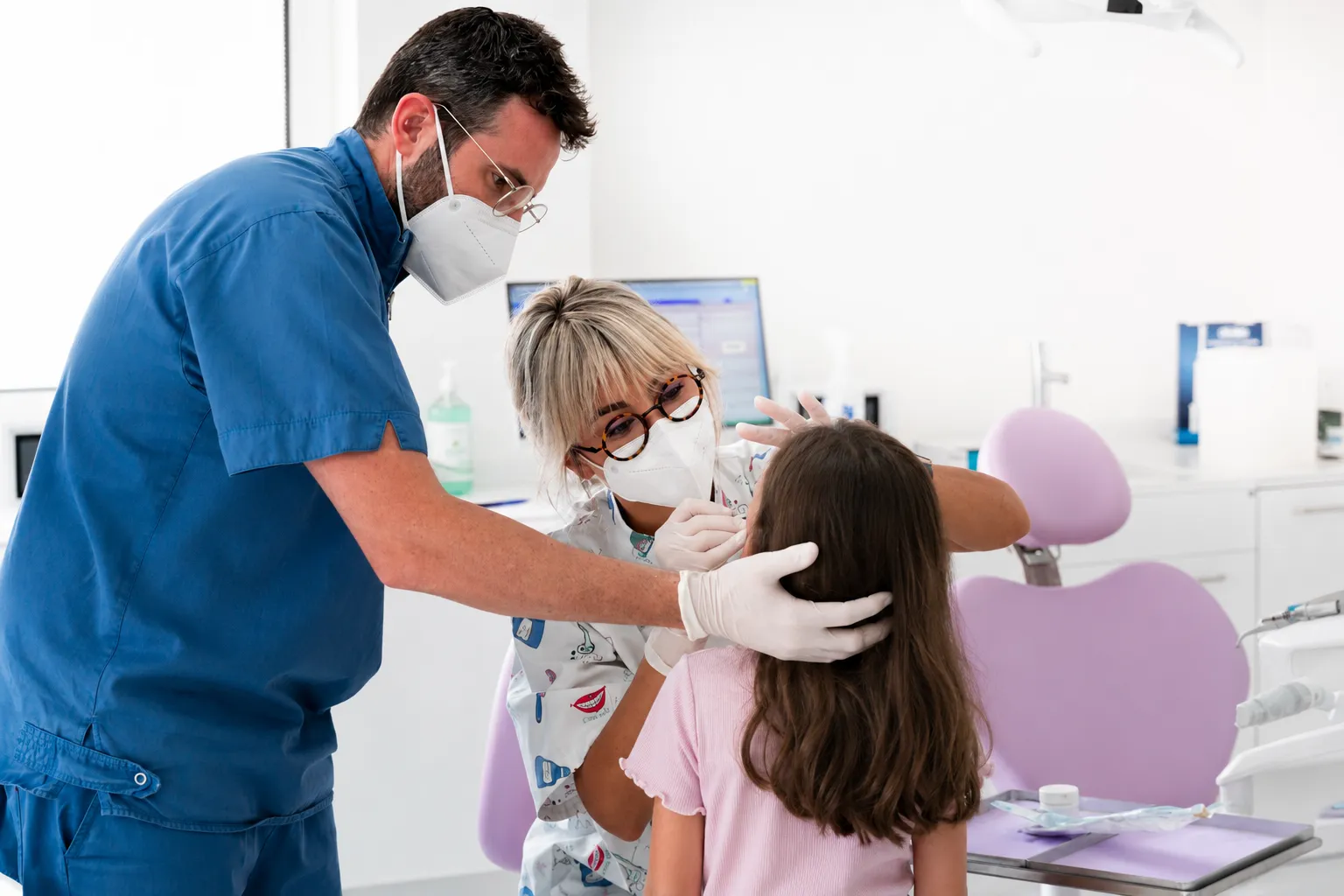 il mio impegno per la comunita (1) Bambina dal dentista pediatrica per controllo denti permanenti che non spuntano, studio Vittoria e Gela