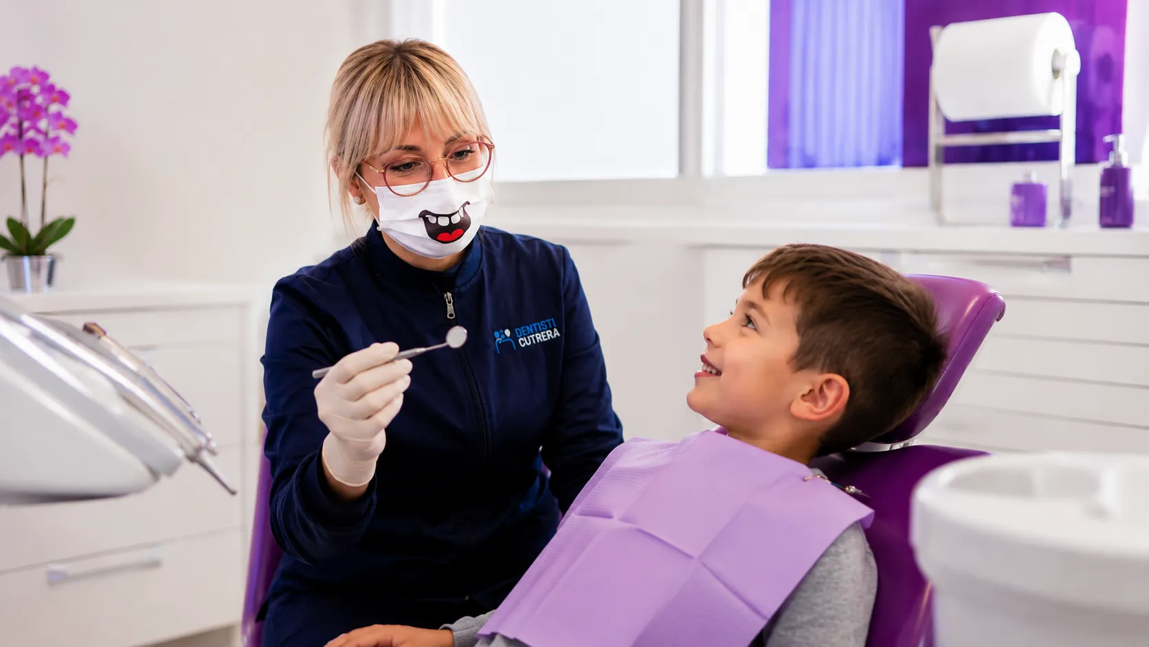 il mio impegno per la comunita (1) Bambino sorridente durante visita ortodontica pediatrica nello studio della Dott.ssa Alice Cutrera a Vittoria e Gela