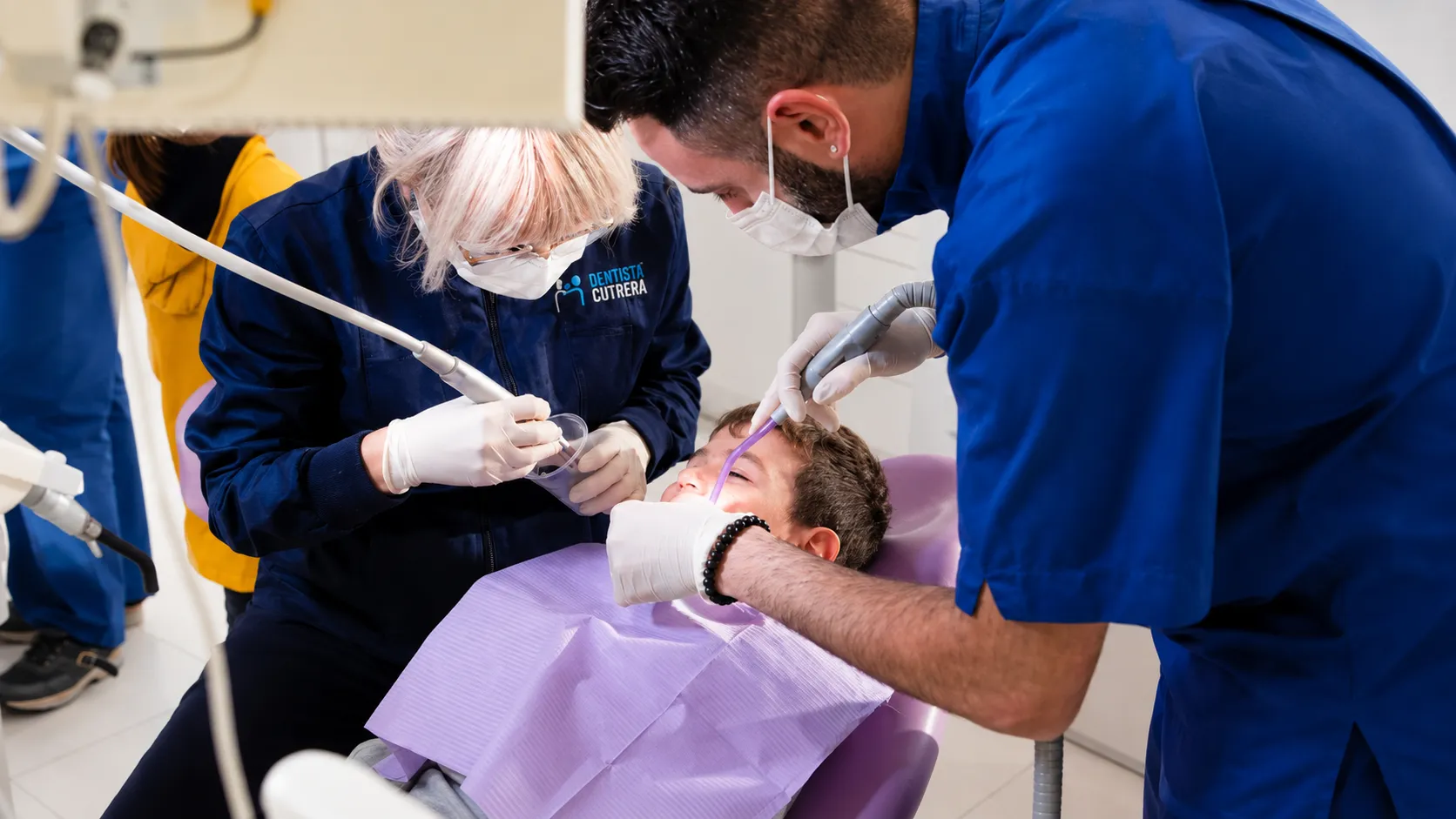 il mio impegno per la comunita (1) La Dott.ssa Alice Cutrera e il suo team durante una visita odontoiatrica pediatrica nello studio di Vittoria e Gela