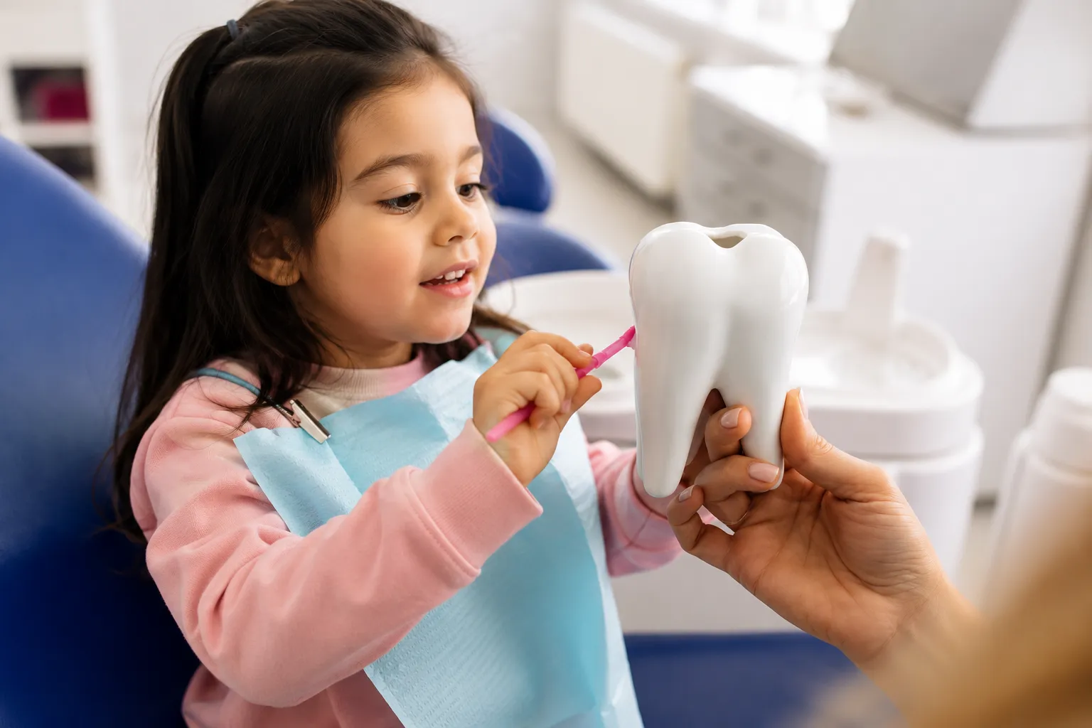 il mio impegno per la comunita (1) dentizione dei molari in un bambino sorridente nello studio di Vittoria