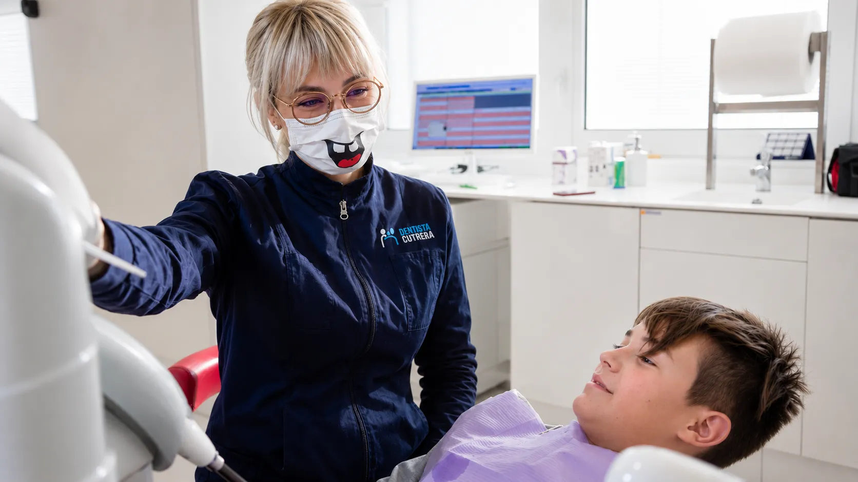il mio impegno per la comunita (1) Bambino durante la sigillatura dei denti nello studio della Dott.ssa Alice Cutrera a Vittoria e Gela